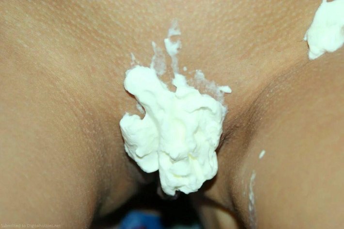 Слизывает взбитые сливки с киски