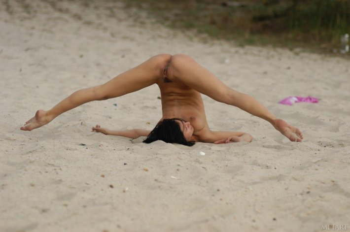 Гимнастки нудистки на пляже
