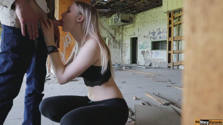 Мастурбация в заброшенном здании