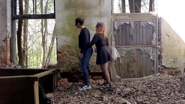 Трах в заброшенном здании