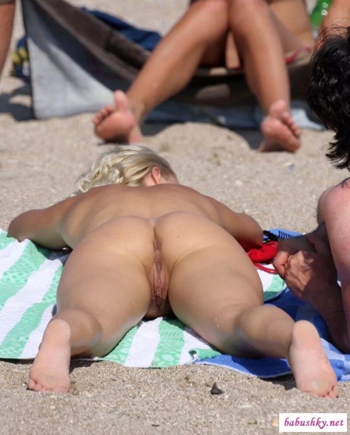 Подглядываем за женщинами на пляже