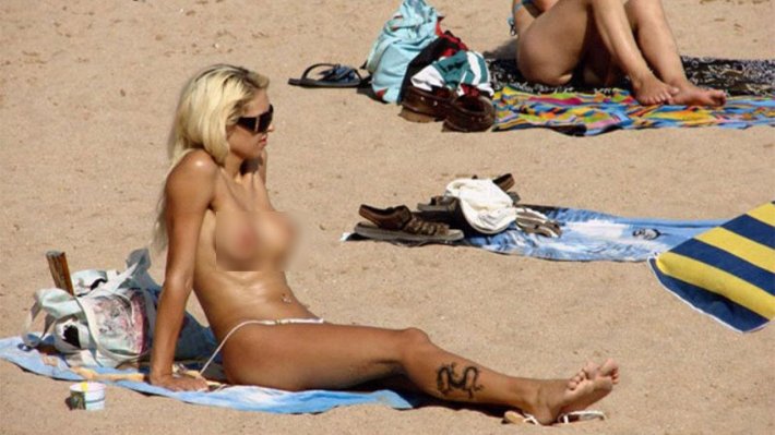 Красивые голые женщины на общественном пляже