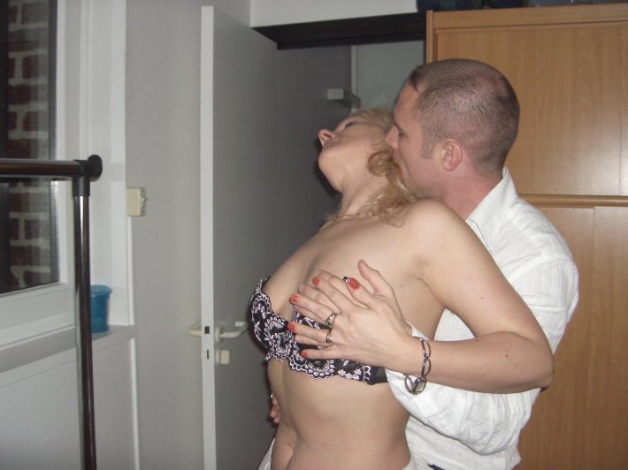 Жена откровенно флиртует