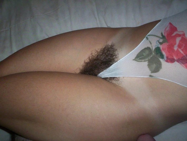 Волосики под трусиками