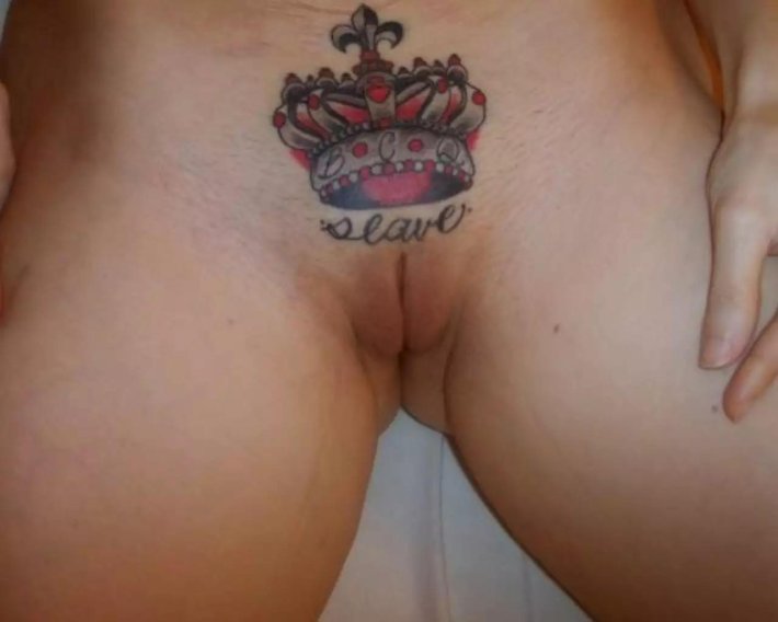 Голые женщины с тату на лобке
