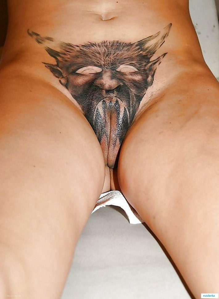 Голые женщины с тату на лобке