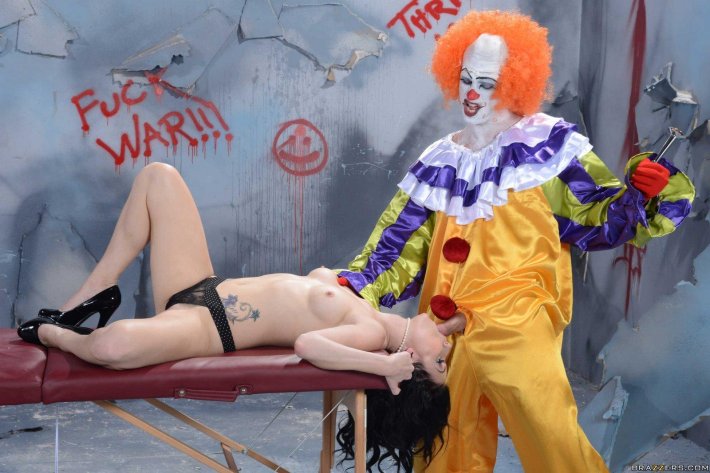 Голая в костюме клоуна