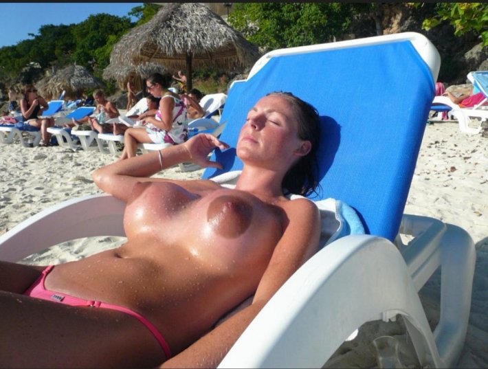 Девочки загорают топлес