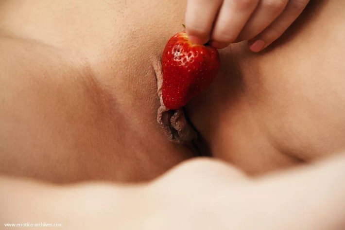 Клубника на голой женщине