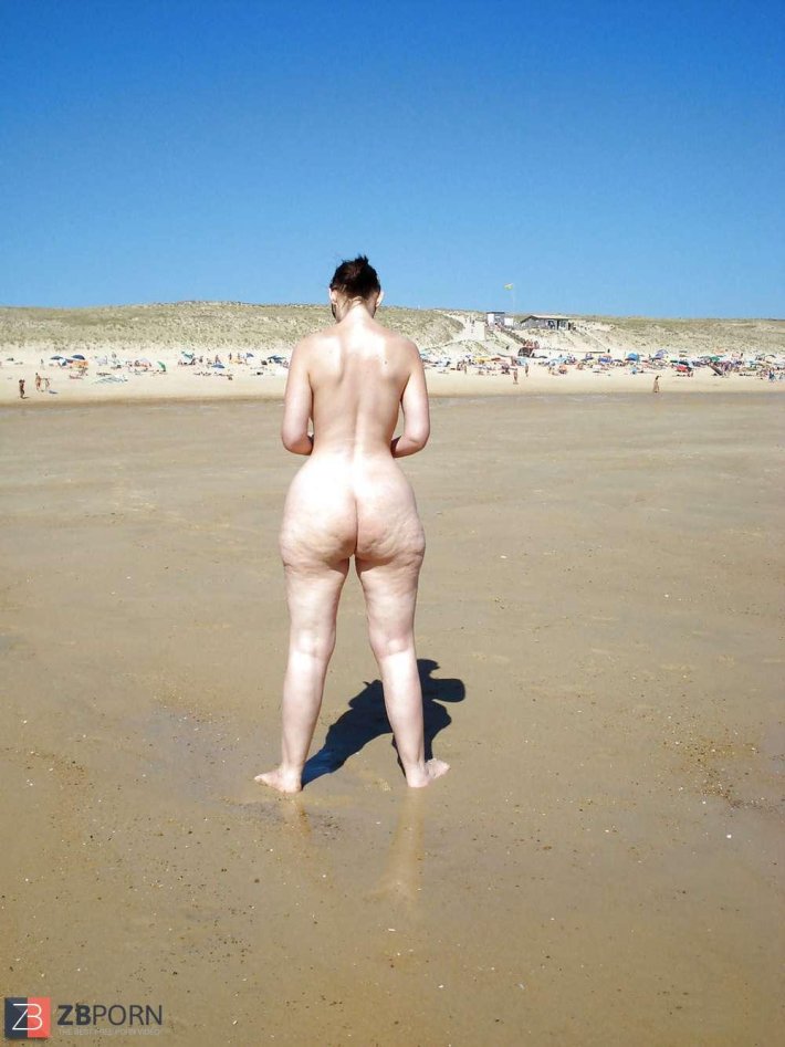 Большие голые попы на пляже