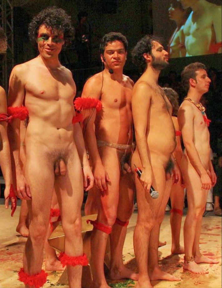 Голые актеры на сцене театра