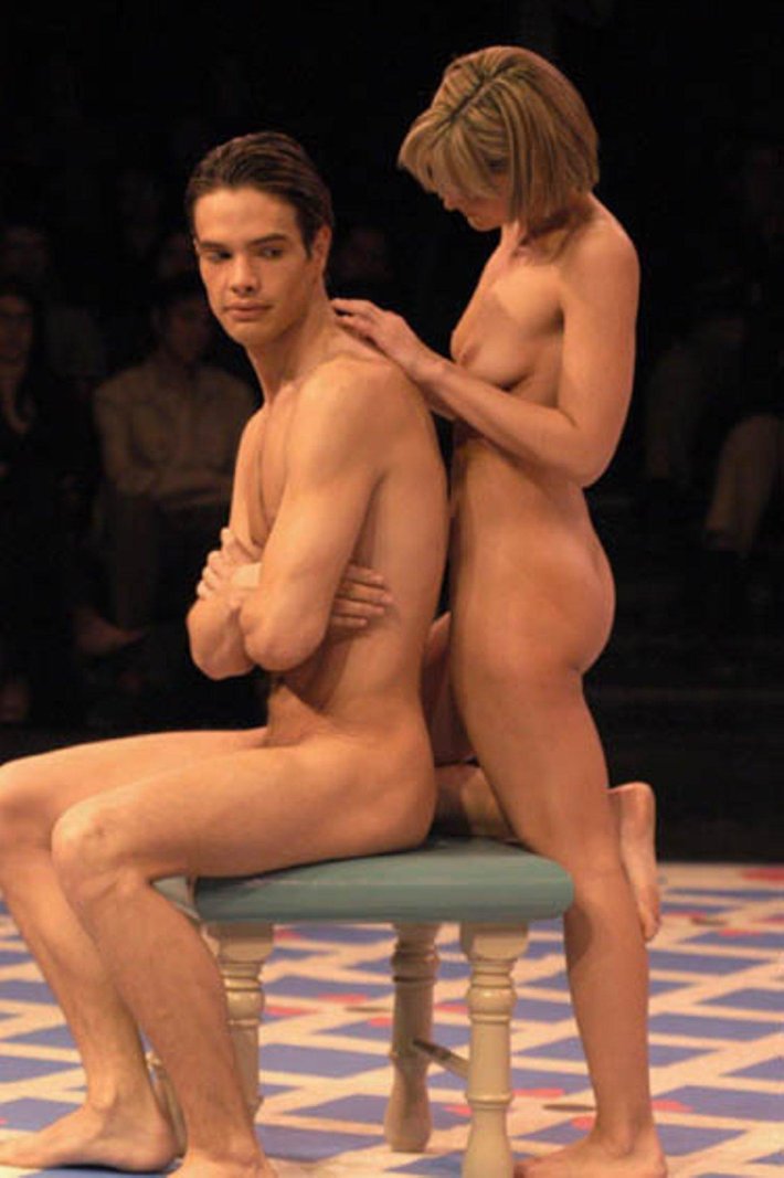 Голые артисты в театральных постановках