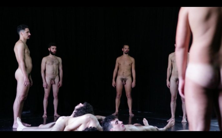 Спектакль с голыми мужчинами