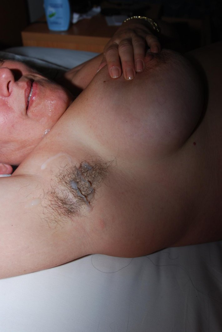 Кончил на небритую подмышку