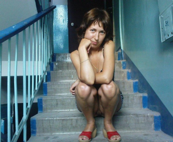 Девушка в подъезде