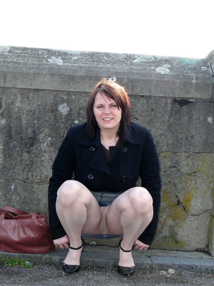 Пожилые женщины на корточках