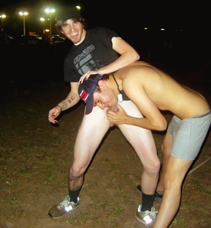 Пьяный мужик без трусов