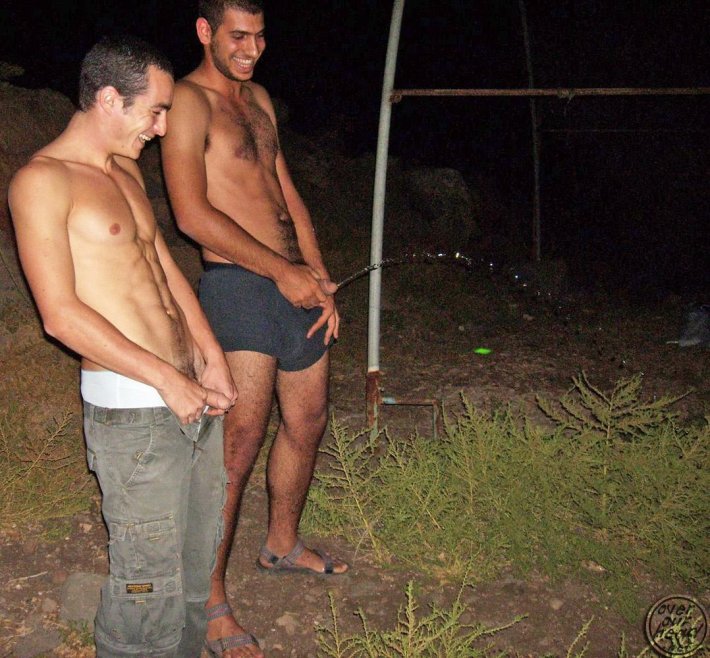 Русские голые парни на природе