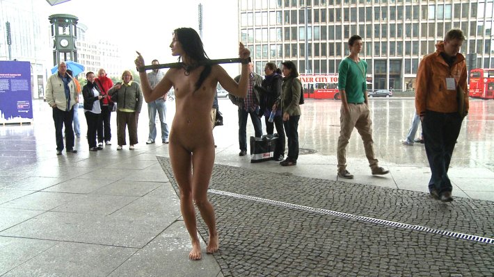 Девушки раздеваются перед публикой