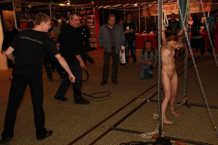 Наказание голой на публике