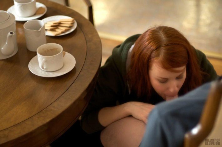 Отсос на кухне за столом