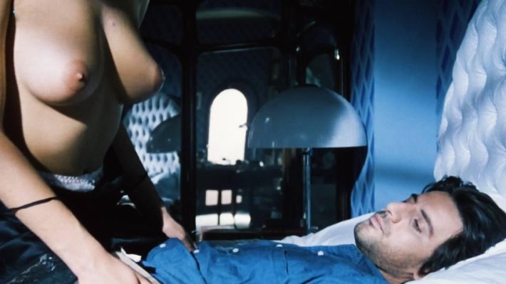 Раффаэлла Оффидани подглядывающий