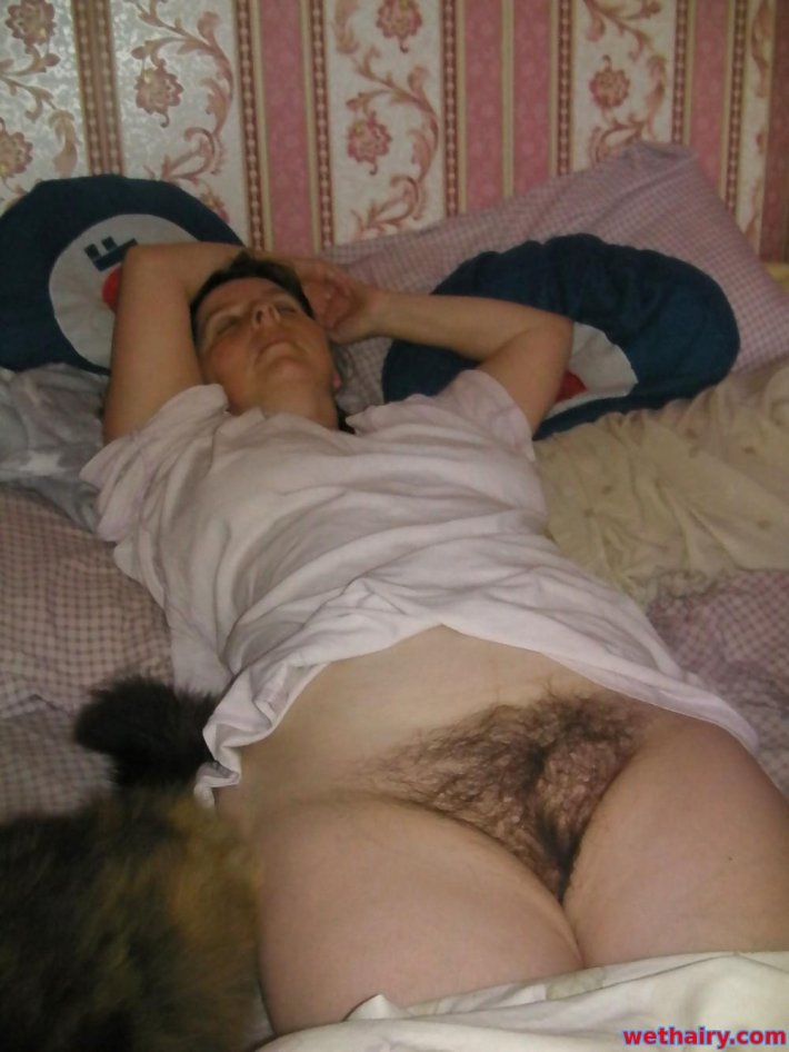 Спящие голые волосатые женщины