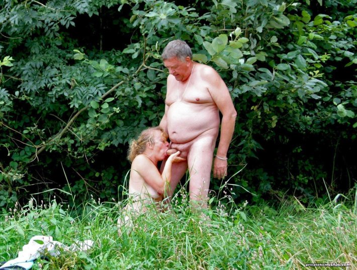 Голые пожилые пары в лесу