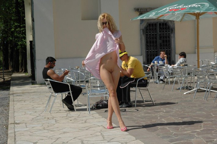 Девушки летом без трусов