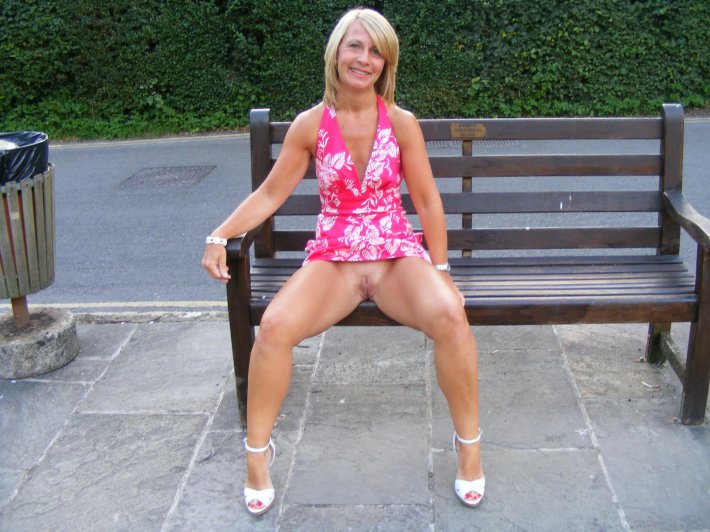 Женщины в юбках без трусов