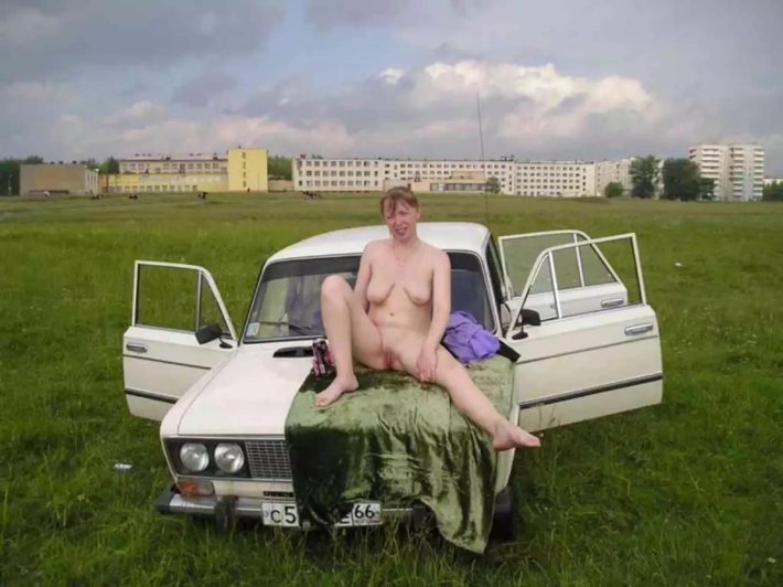 Девушка раздевается в жигулях