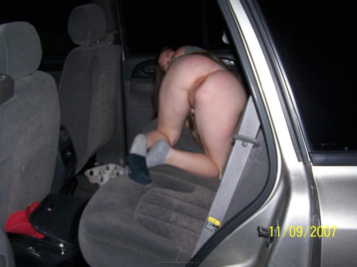Голая на заднем сидении авто