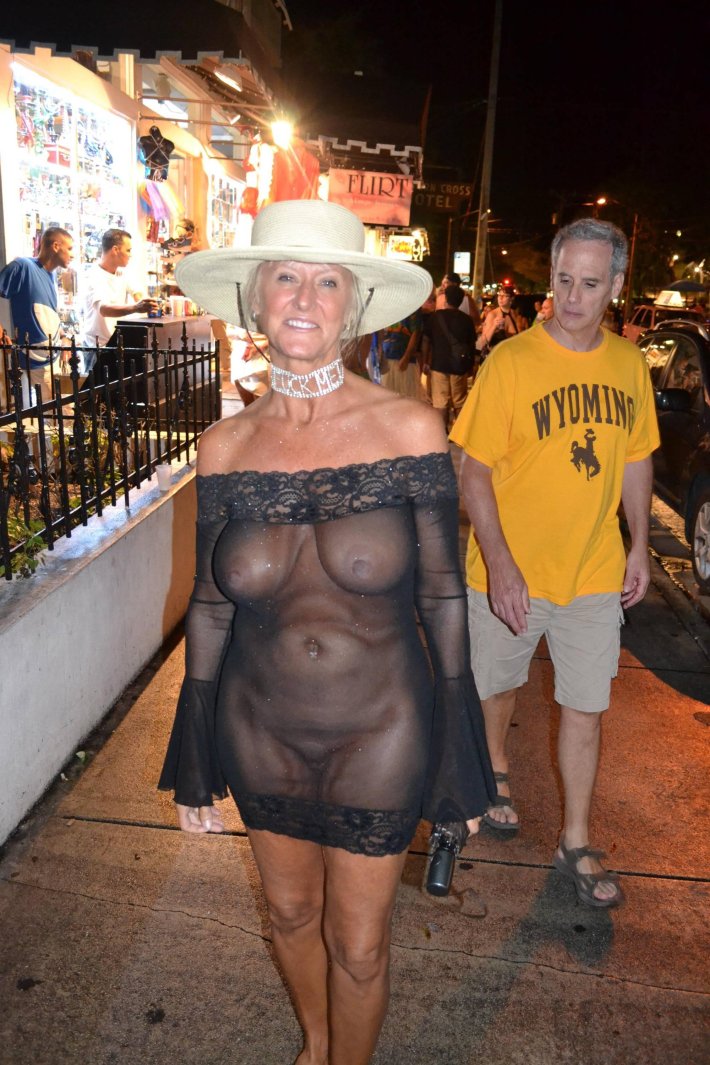 Зрелая голая в прозрачном платье