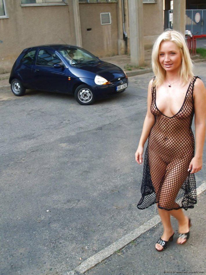 Прозрачное платье на улице ню