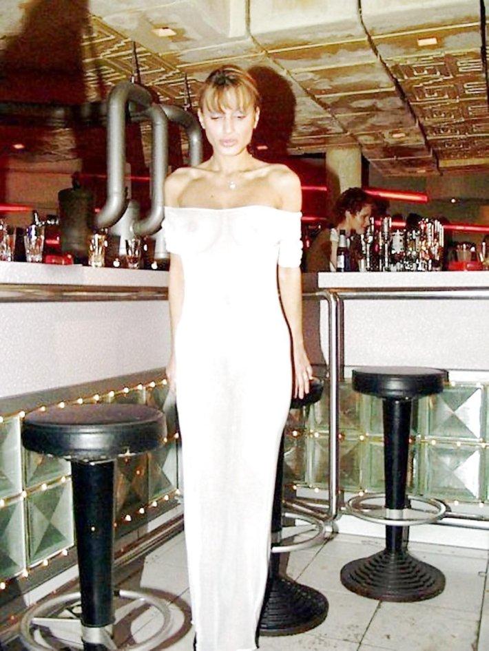 Голая в прозрачном платье