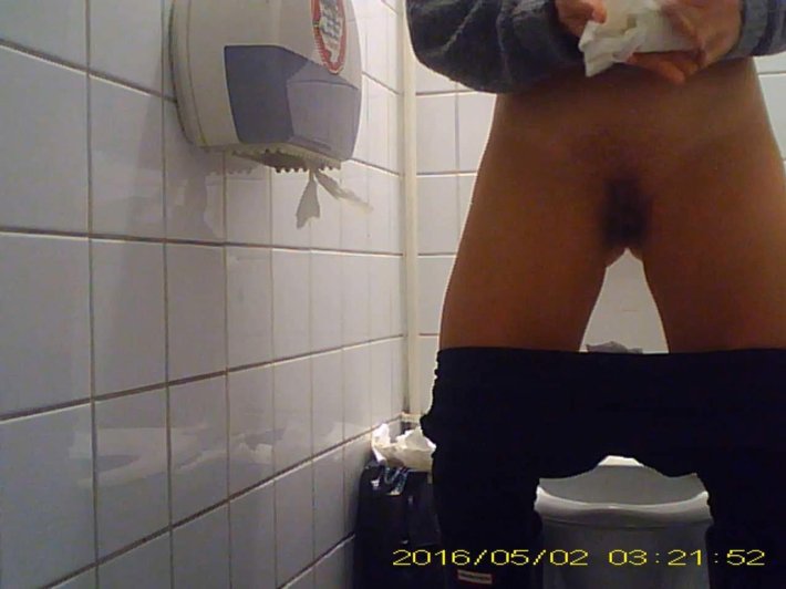Скрытая камера в женском туалете