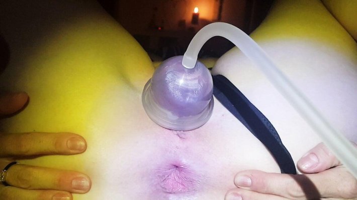 Девушка с вакуумной помпой