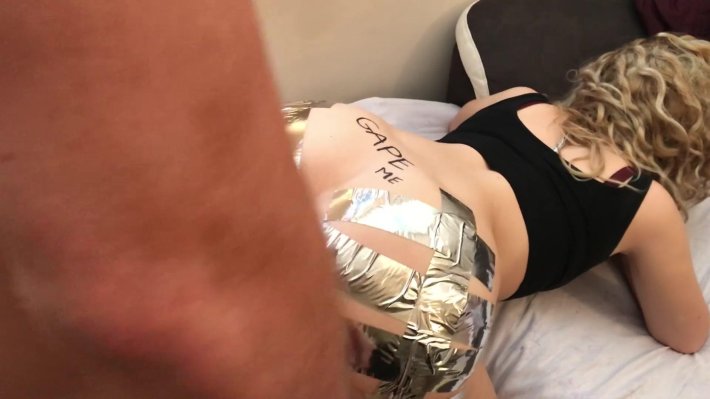 Девушка со скотчем на анусе