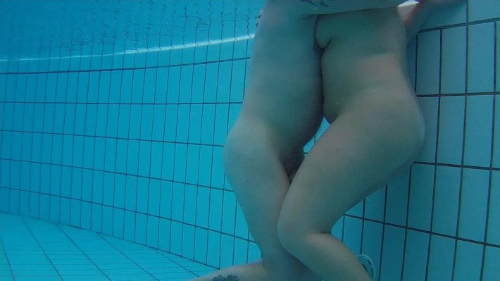 Голые в бассейне скрытая камера