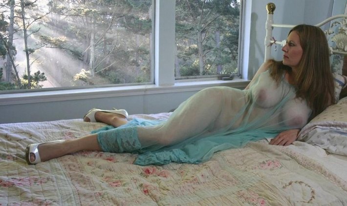 Mom's Sheer Nightgown и без белья эро