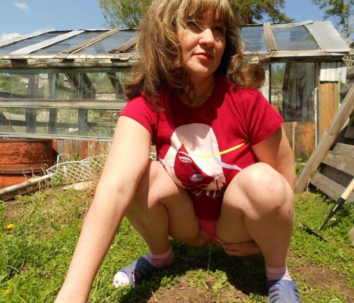 Женщины на даче без трусиков