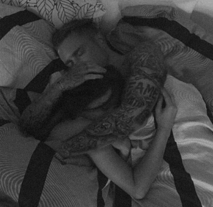 Лежат в постели