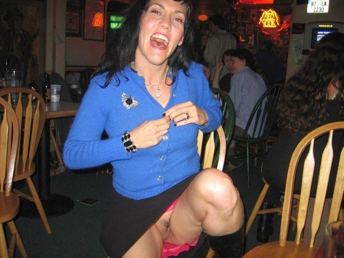 Женщины без трусов под юбкой