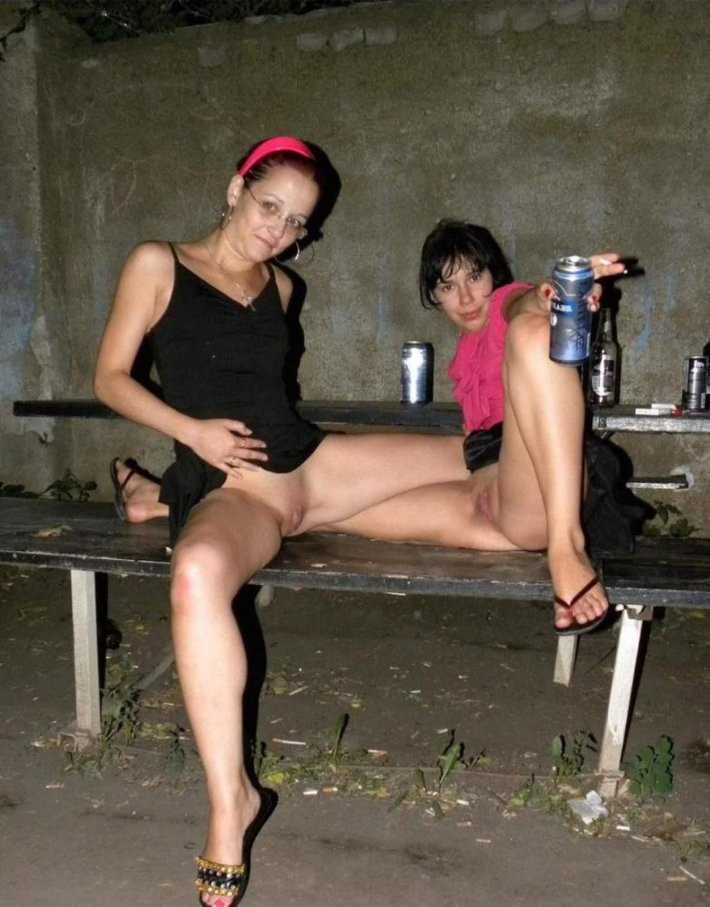 Пьяные голые девки без трусов