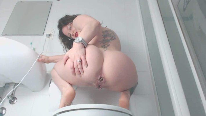 Николь Энистон какает в туалете