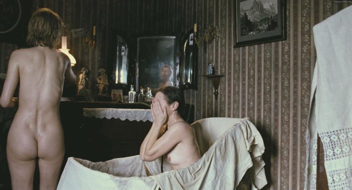 Голая Ингеборга Дапкунайте в фильме Морфий