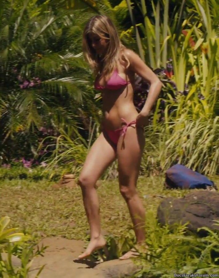 Дженнифер Энистон в купальнике 2013