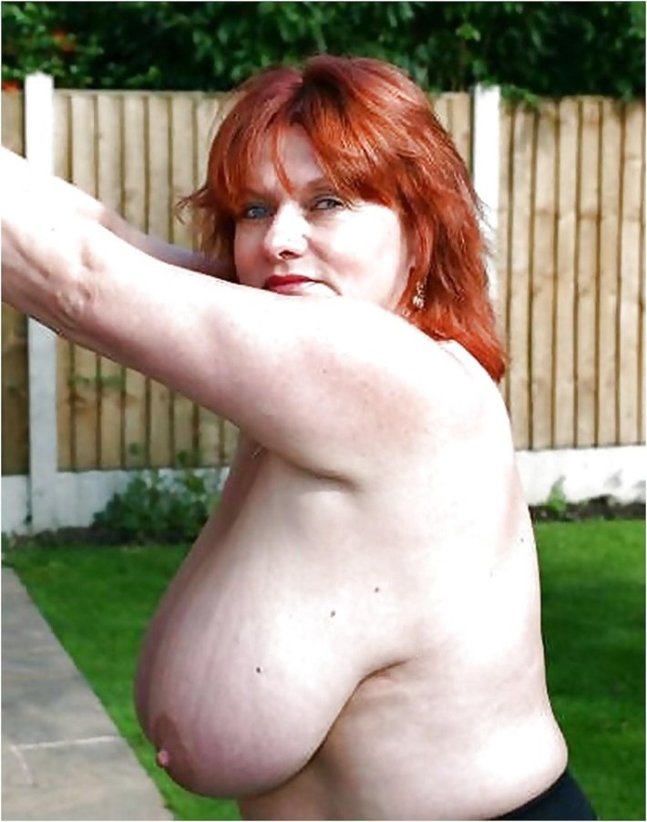 Голая Тони Фрэнсис на природе