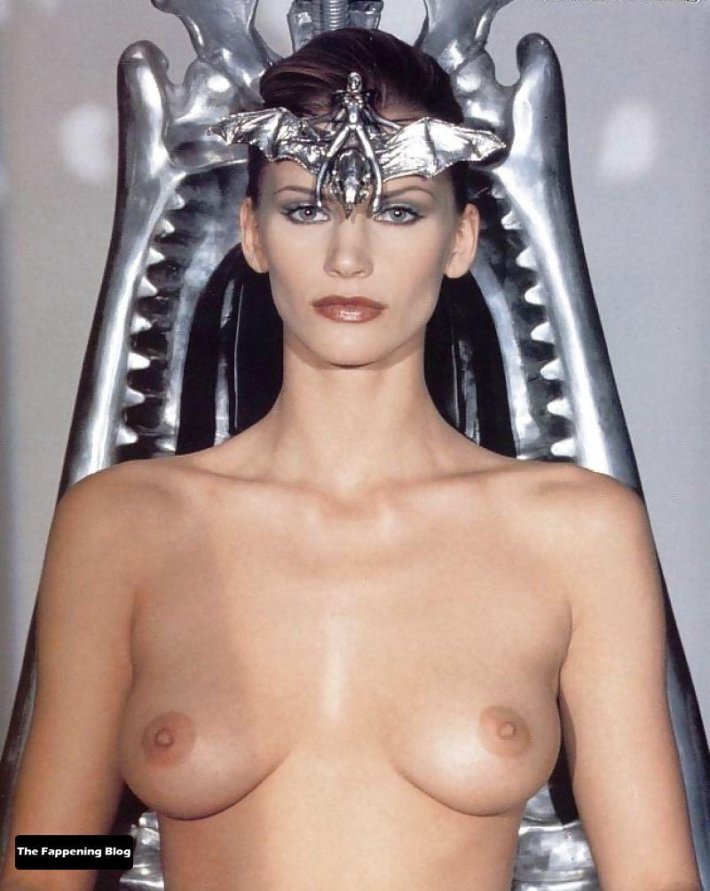 Голая Наташа Хенстридж голая