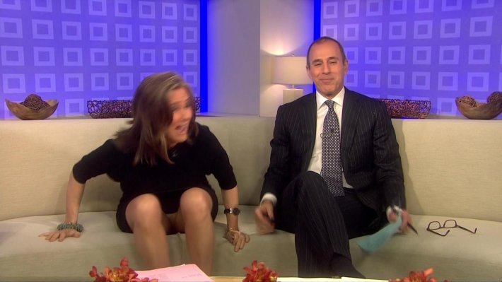 Ведущая без Нижнего белья